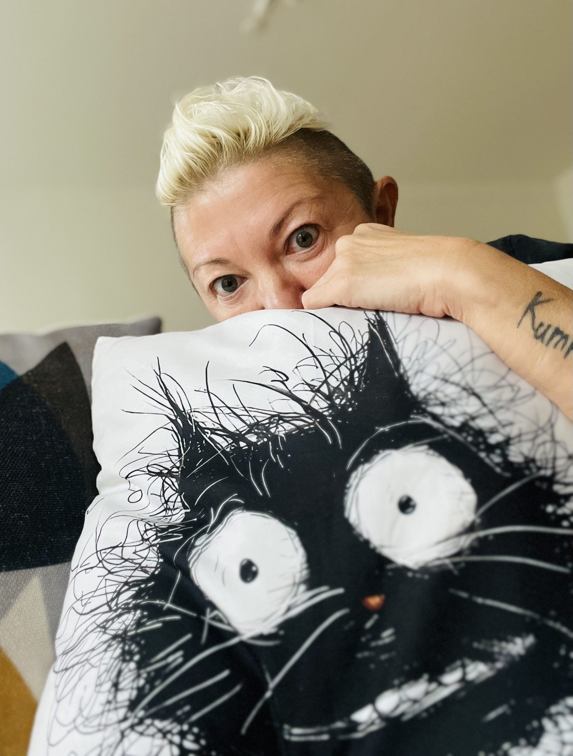 Въпреки че Вучето е cat person,  ще изгони поне една котка от кацата