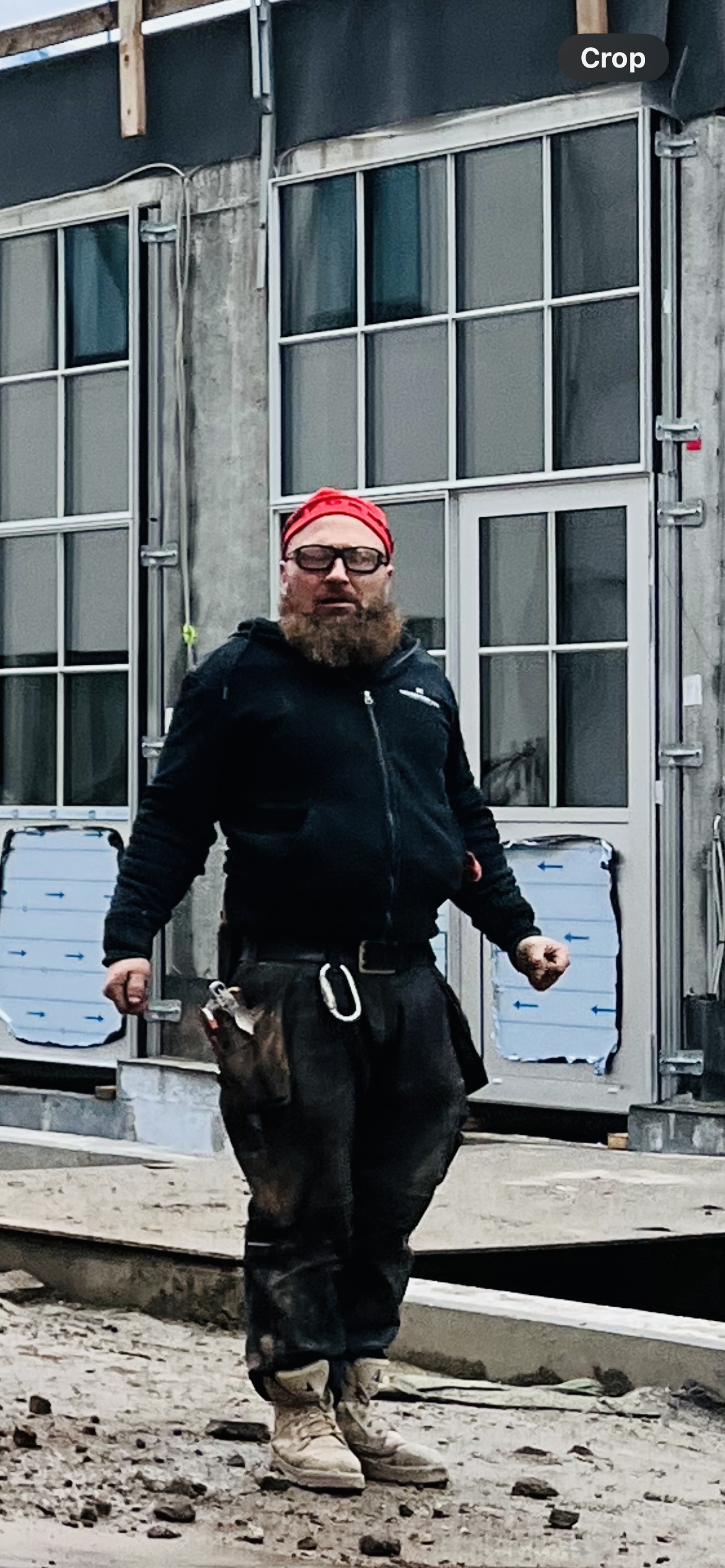Вучето я спасява модерен рицар с карабинер, за да не потъне до кръста в локва кръв, пардон, кал в големия строеж точно срещу блока, в който живее